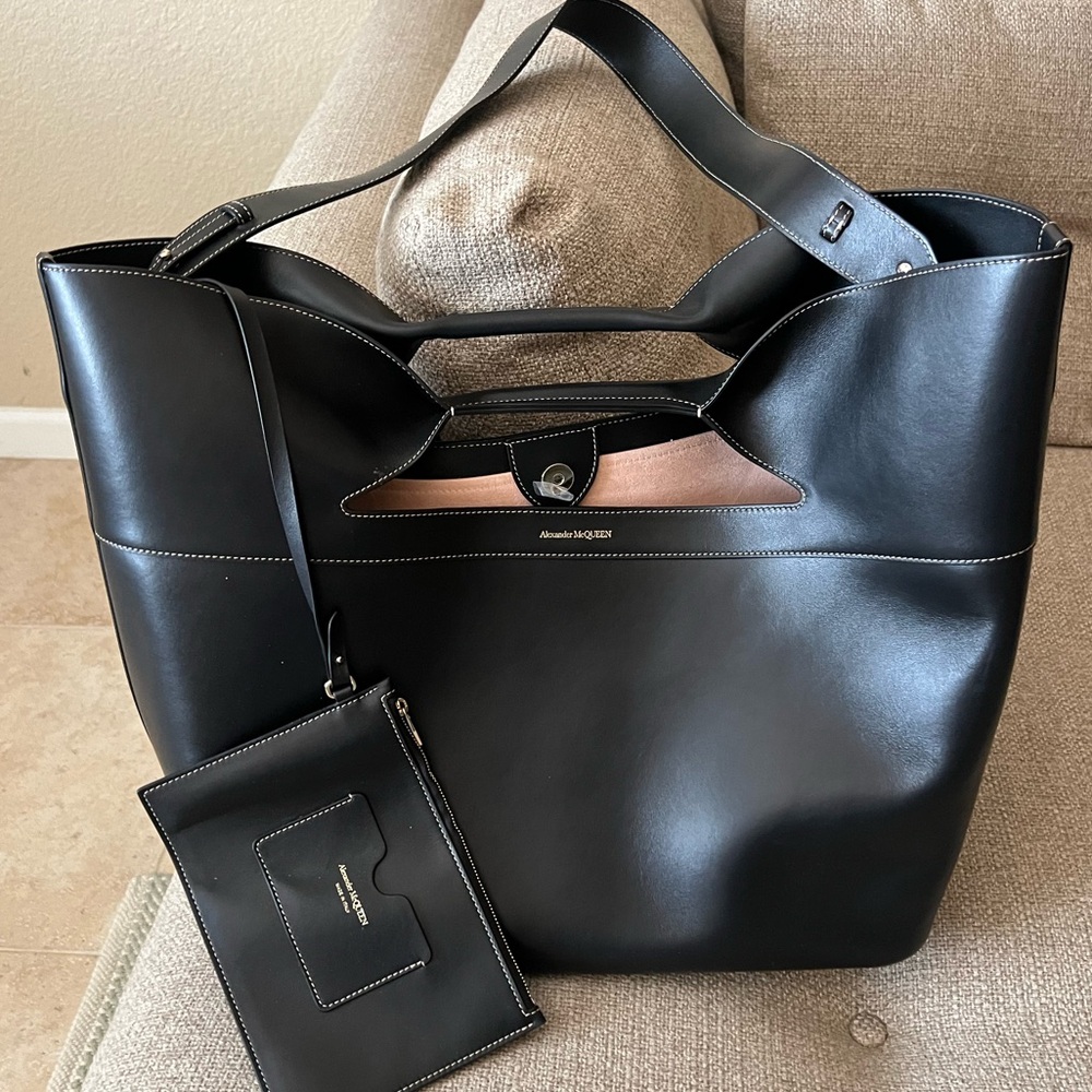 Alexander Mcqueen Black Leather The Bow Bag $2590 - Picture 3 of 14